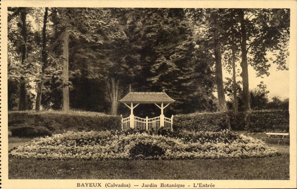 Bayeux (Calvados) — Jardim Botânico — A Entrada — Fot. Combrer Nacor - Frente