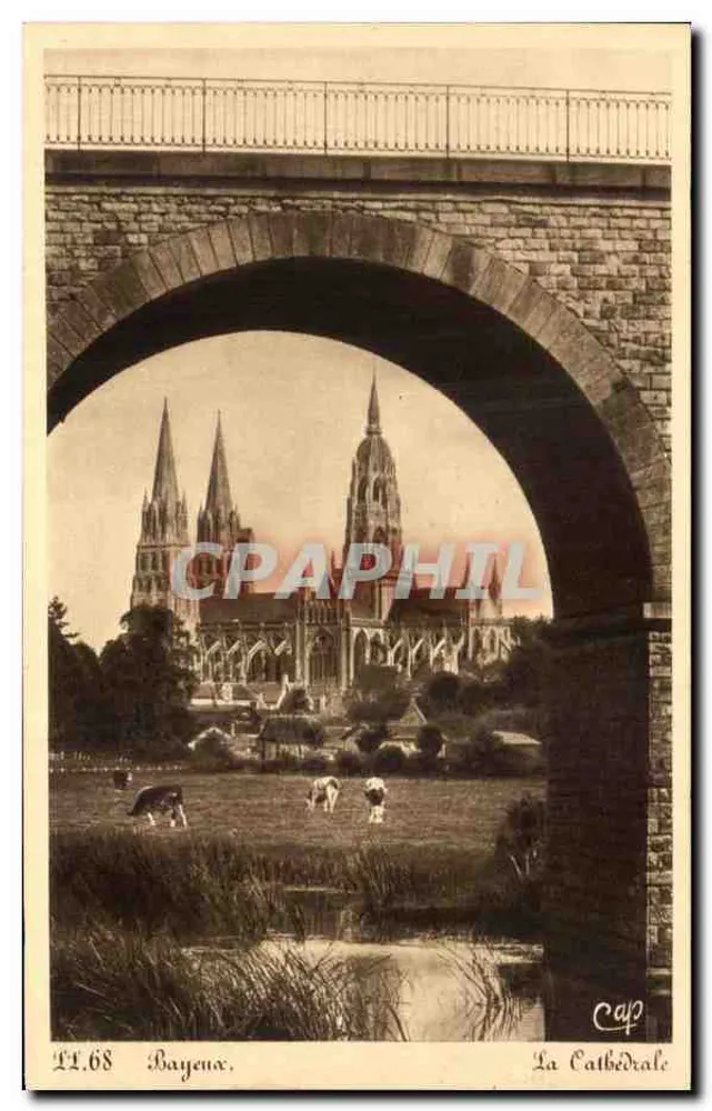 Bayeux — A Catedral vista sob um viaduto — La Cap - Frente