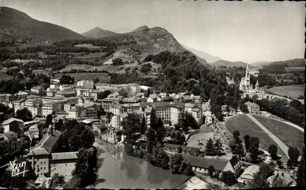 Lourdes — Vista tirada do Castelo-Forte mostrando a localização da Basílica São Pio X — editor Van, n°29 - Frente
