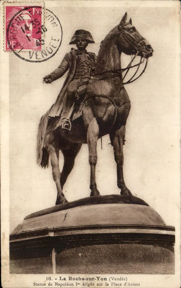 La Roche-sur-Yon (Vendée) — Statue von Napoleon I. auf dem Place d'Armes — Verlag: Nozais et Balauze, Nantes - Vorderseite