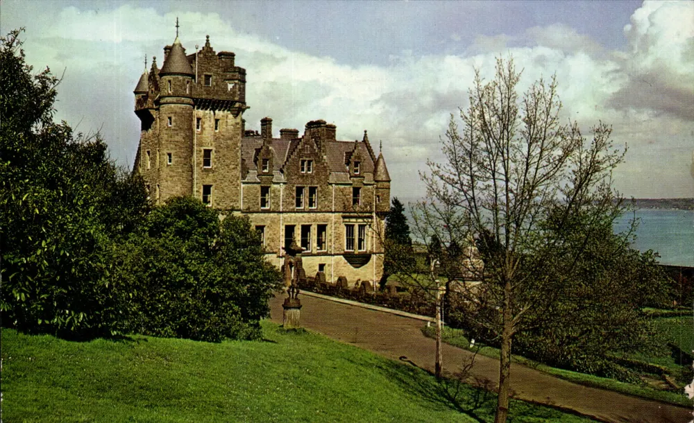 Castelo de Belfast — construído em 1870 — Ranscombe Photographics Ltd, n° NI 79 - Frente