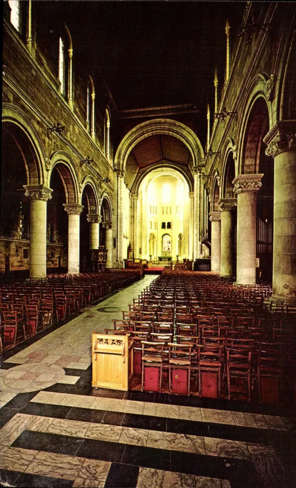 Catedral de Belfast — Nef vista para leste — editor Ramscombe Photographics Ltd, Douglas, I.O.M. - Frente
