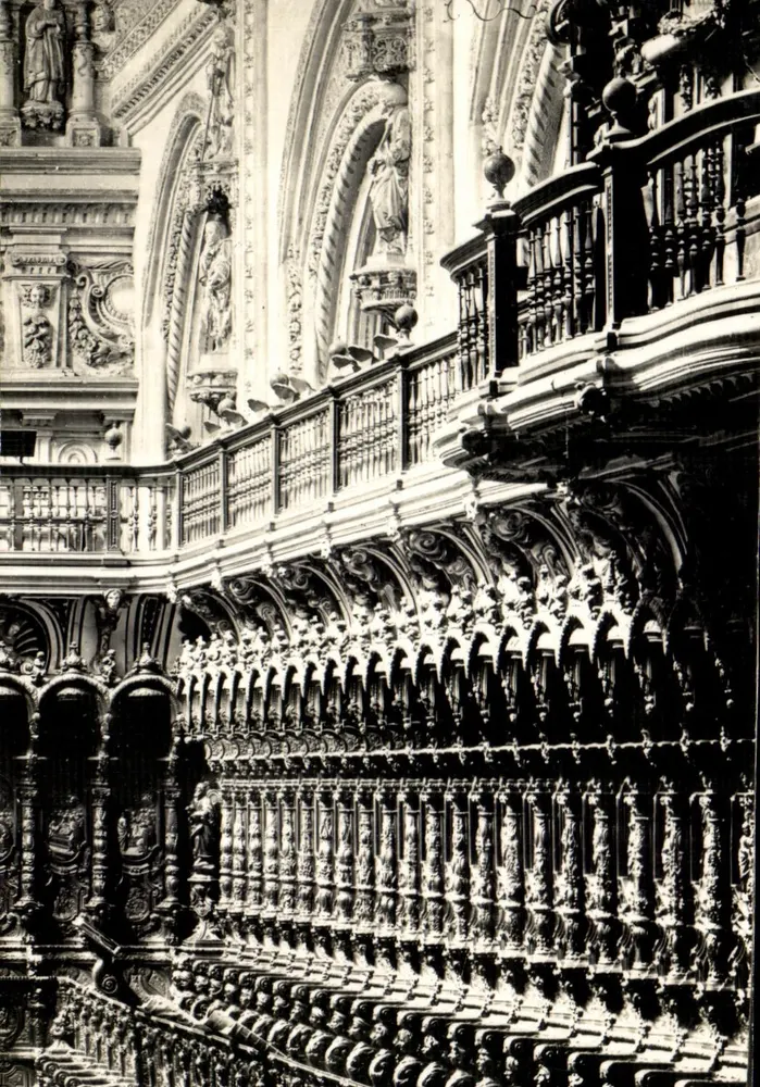 Interior de uma catedral — detalhes escultóricos e balaustradas — editor desconhecido, número de série não visível - Frente