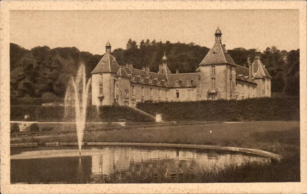 Schloss Montjeu — Ehemalige Residenz der Talleyrand — Autun - Vorderseite