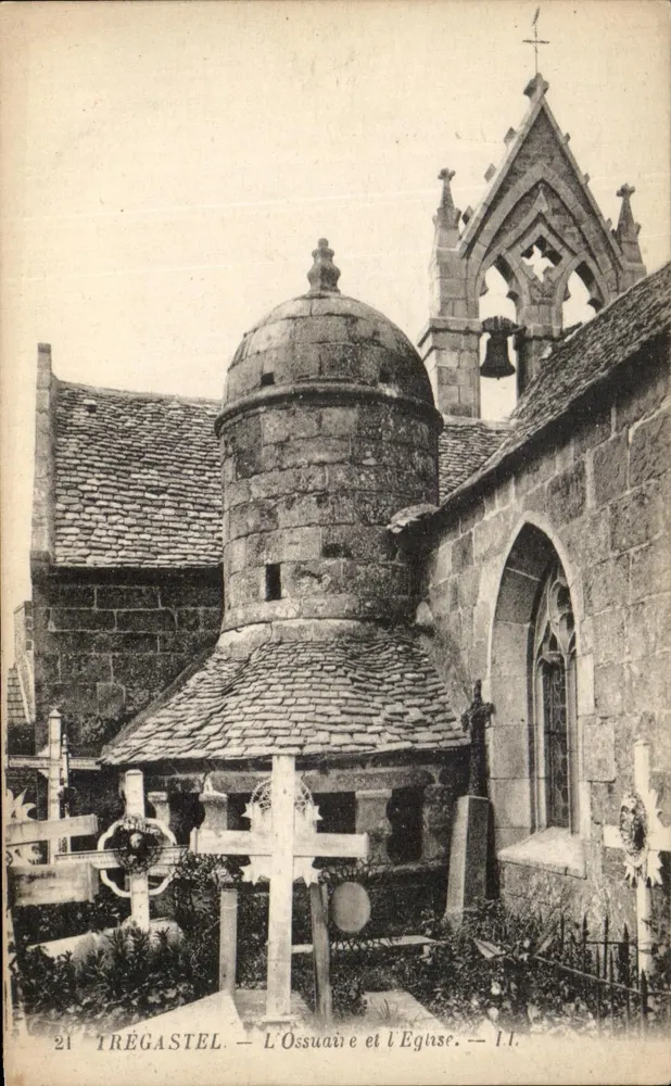 Trégastel — Das Ossarium und die Kirche — I.I. - Vorderseite