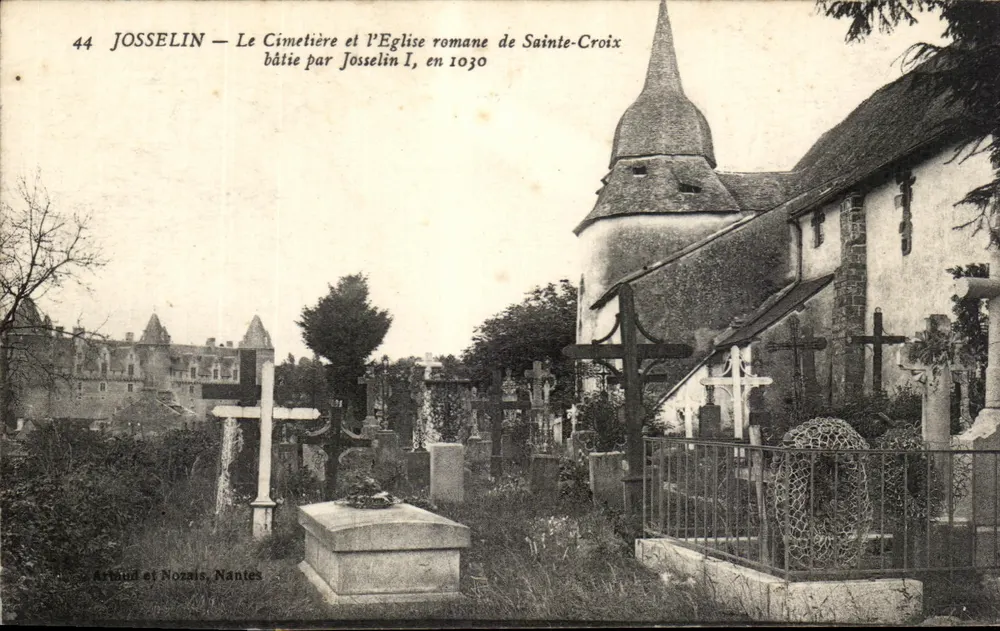 Josselin — Der Friedhof und die romanische Kirche Sainte-Croix, erbaut von Josselin I, im Jahr 1030 - Vorderseite