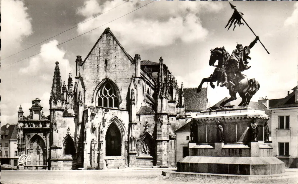 Falaise — Chiesa della Trinità e statua equestre — C.A.P. Réal-Photo - Recto