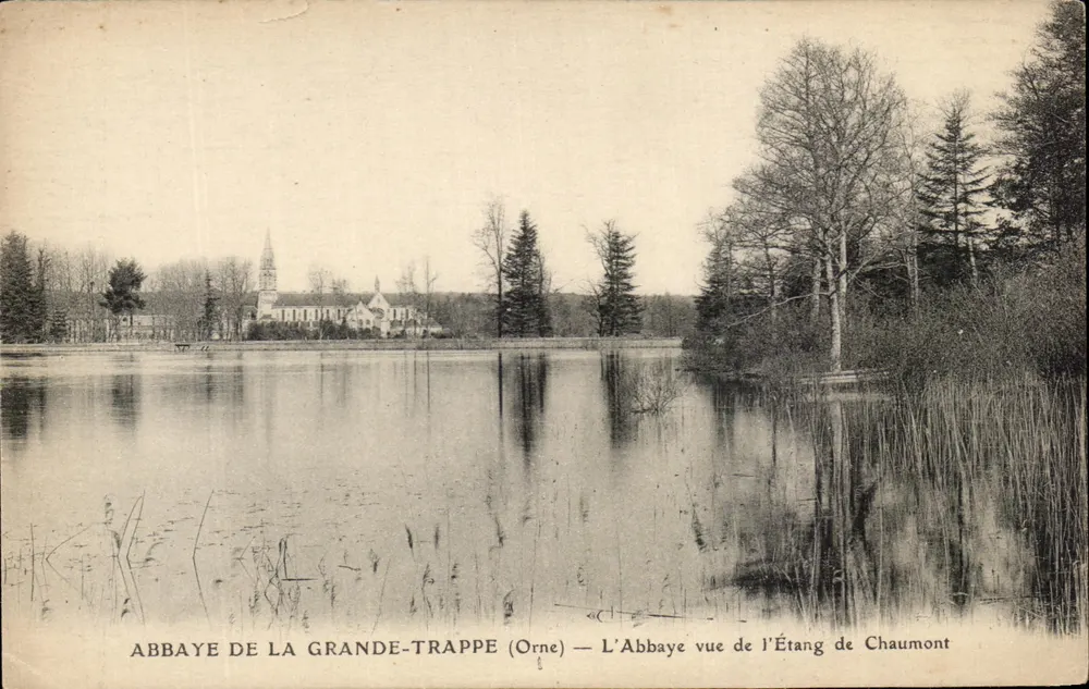 Abtei der Grande-Trappe (Orne) — Die Abtei von der Etang de Chaumont aus gesehen — Verlag Druck auf der Karte - Vorderseite