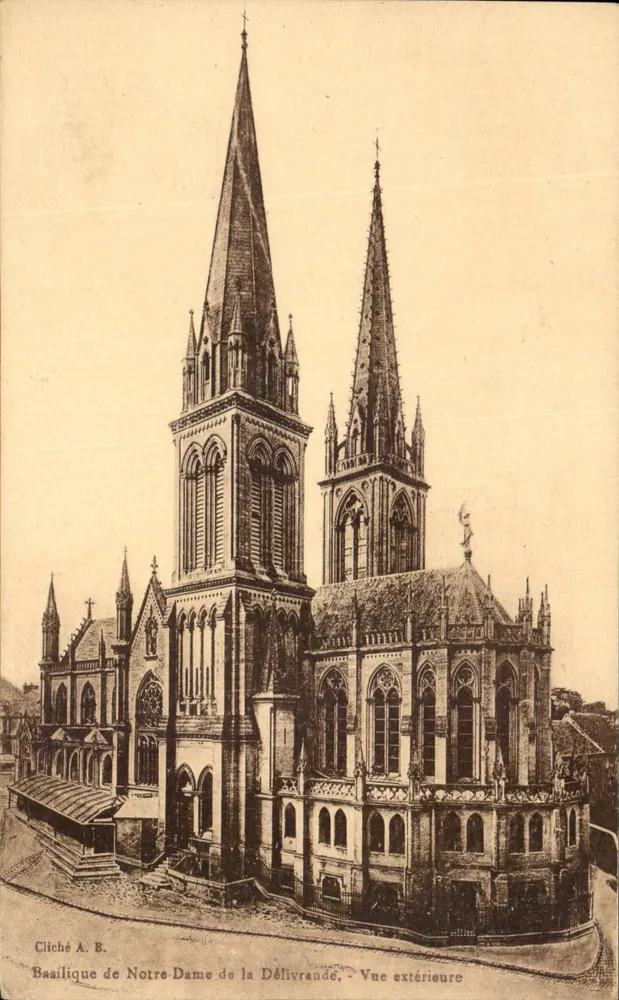 Basilika Notre-Dame de la Délivrande — Außenansicht — Cliché A. B. - Vorderseite