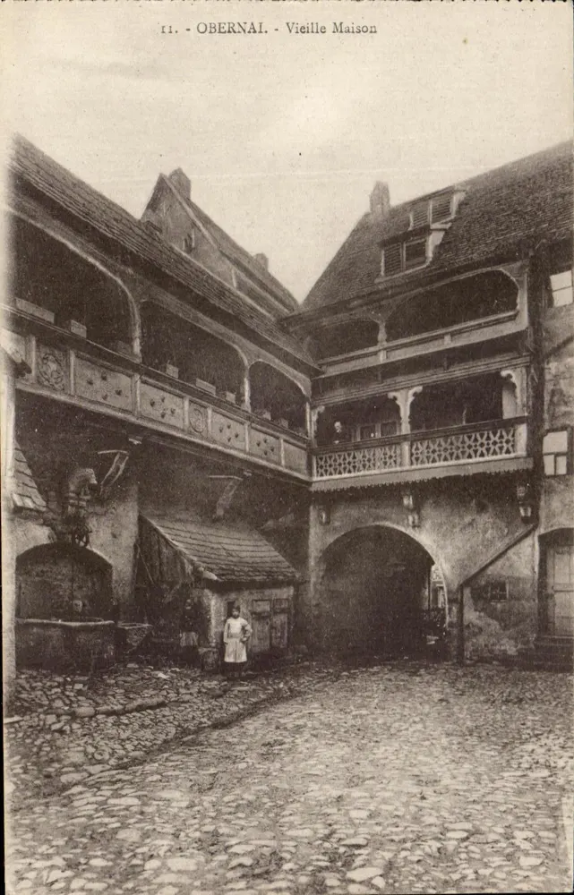 Obernai - Velha Casa — pátio interno com varanda e criança — editor Oh Bergeret, Strasbourg, n°11 - Frente