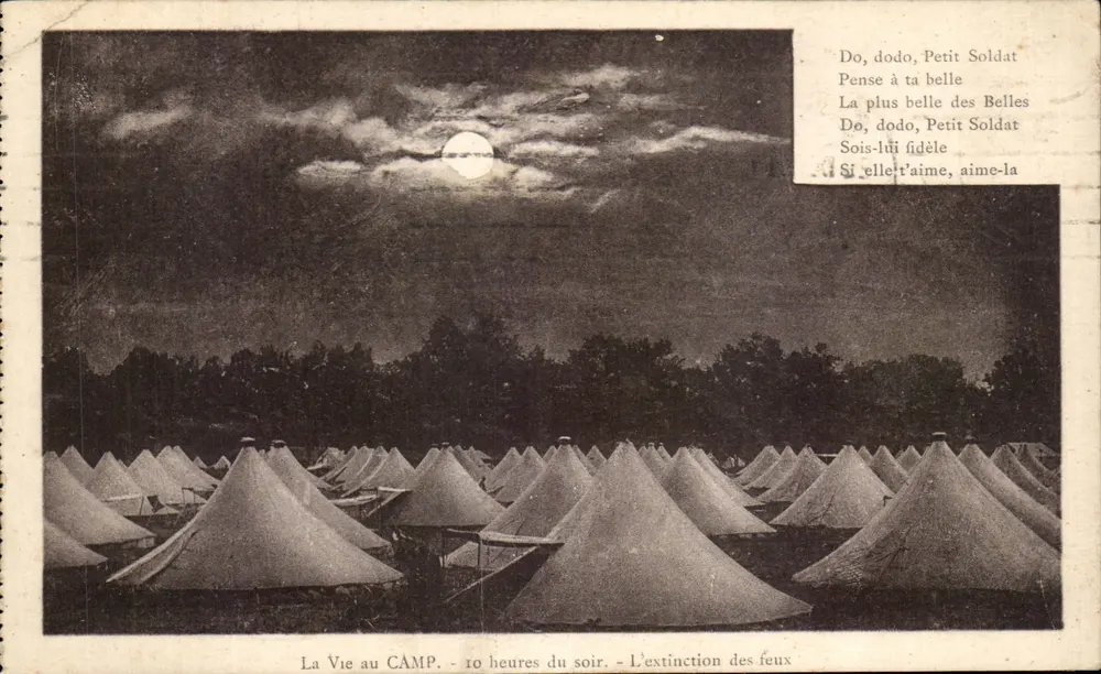 Das Leben im CAMP - 22 Uhr - Das Auslöschen der Lichter — Ansicht militärischer Lager unter dem Mond - Vorderseite