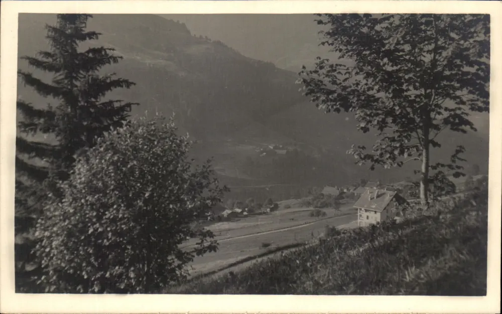 Paisagem montanhosa — vista sobre uma vila — n° 81 - Frente