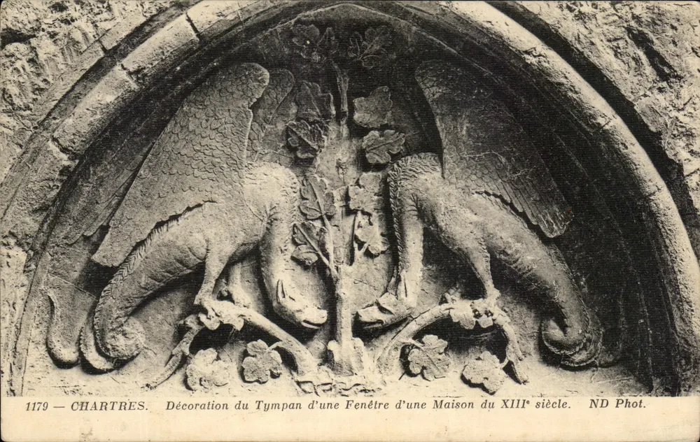 Chartres — Dekoration des Tympanons einer Fensteröffnung eines Hauses des 13. Jahrhunderts — ND Phot. - Vorderseite