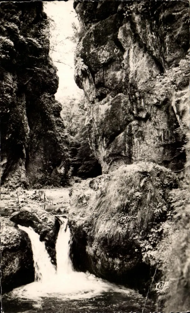 Cachoeira em um cânion — Região de VIC-SUR-CÈRE — Photo Real - Frente