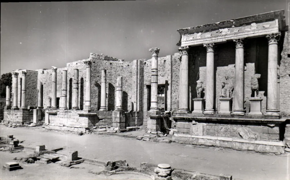 Mérida - Römisches Theater — Bühne und Hintergrundwand mit unterer Säulenreihe — Fotografía Industrial, S.A. Bataisch, 4 - Barcelona - Vorderseite