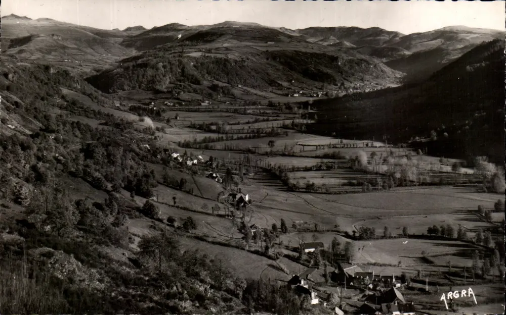 Salers (Cantal) — Panorama über das Tal des Rat und Fontanges — Editions ARGRA, Nr. 1278 - Vorderseite