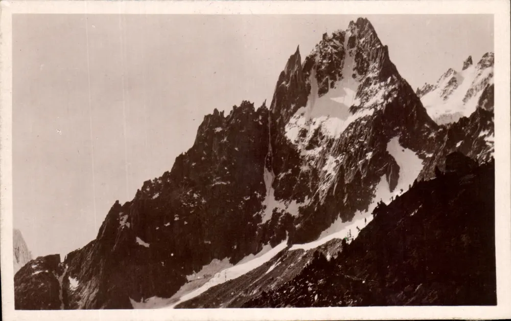 Os Grandes Charmoz e o Montanvert — Hotel do Montenvert, altitude 1909 m — Mar de Gelo - Frente