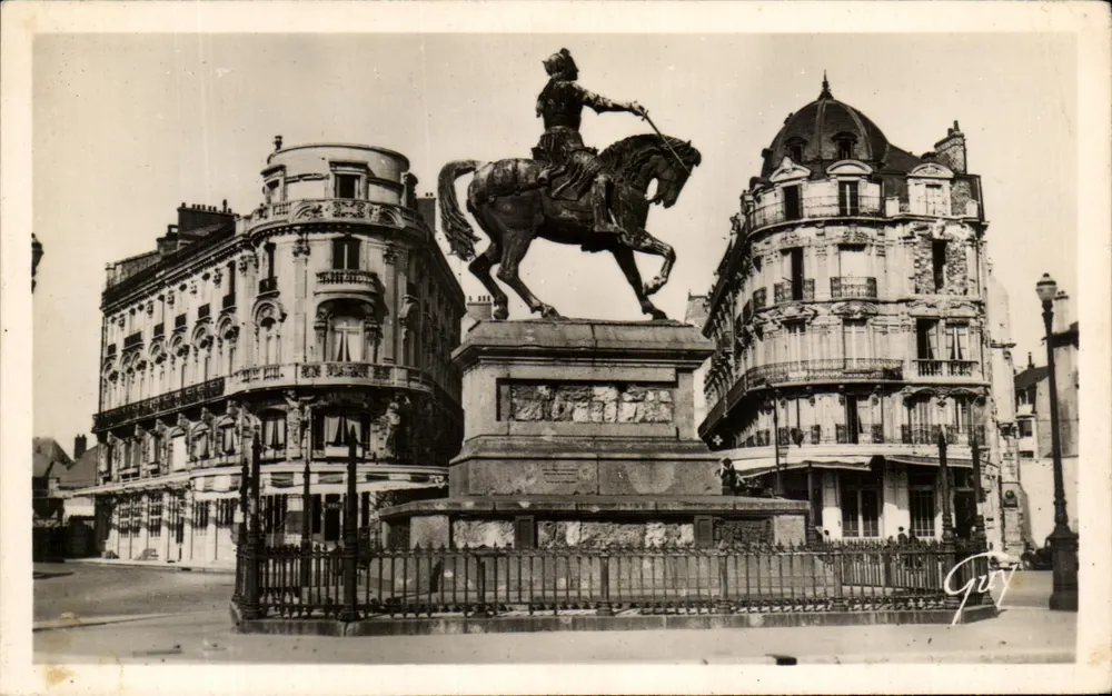 Orléans — Place du Martroi und Statue der Jeanne d'Arc — Guy - Vorderseite