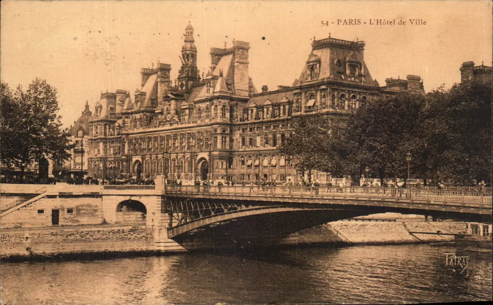 Paris - O Hôtel de Ville — vista de um ponte sobre a Seine — editor Patras, n° 54 - Frente