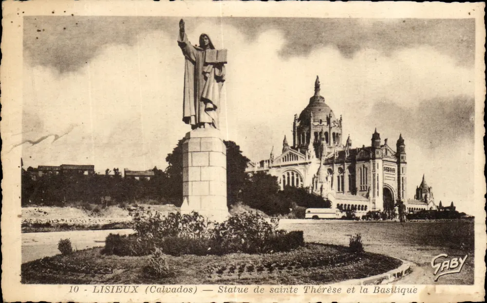 Lisieux (Calvados) — Statue de sainte Thérèse et la Basilique — Éditions Gaby - Vorderseite