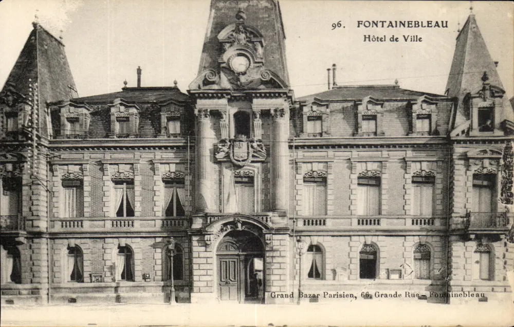 Fontainebleau — Rathaus — Grand Parisian Bazaar, 66, Hauptstraße - Vorderseite