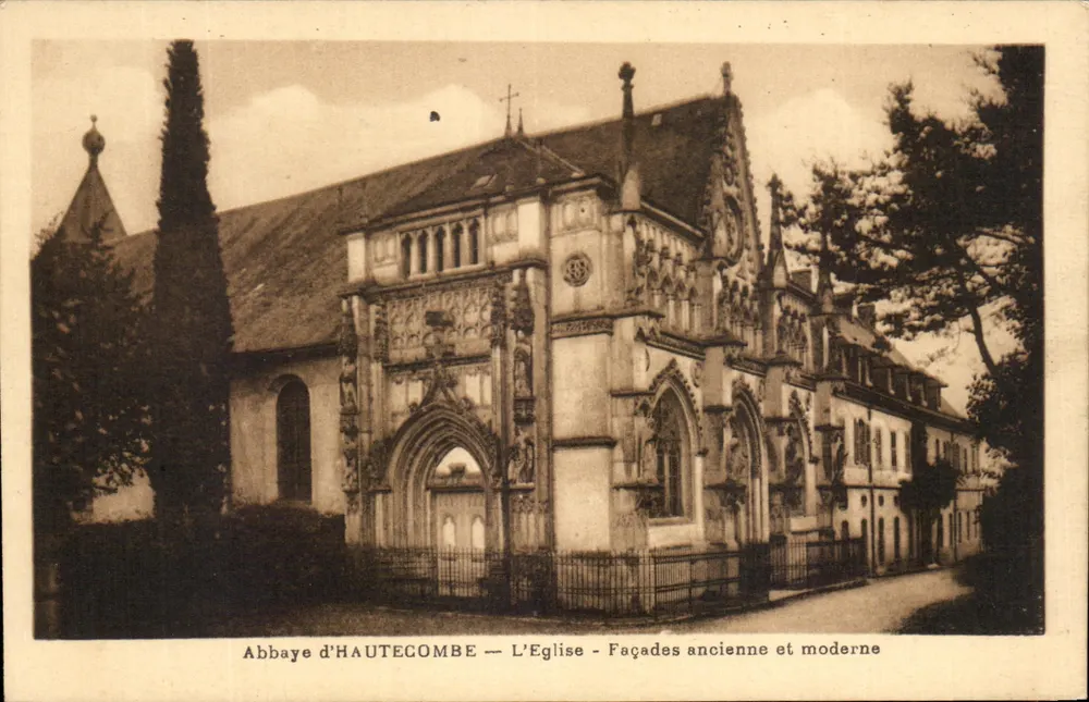 Abtei HAUTECOMBE — Die Kirche — Alte und moderne Fassaden - Vorderseite