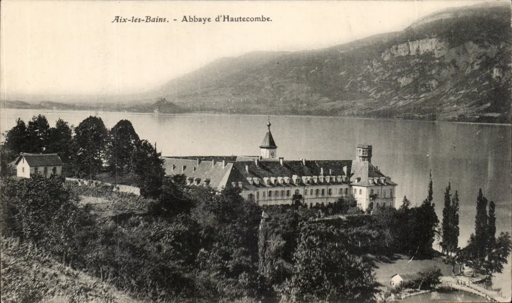 Aix-les-Bains - Abadia de Hautecombe — vista panorâmica do lago com montanhas no fundo - Frente
