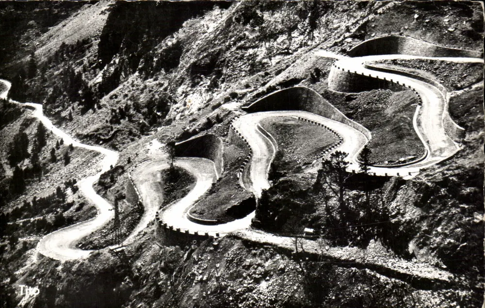 Estrada sinuosa na montanha — Vale de Aure, Os Curvas de Orédon — M. Lerjaud, Bordeaux - Frente