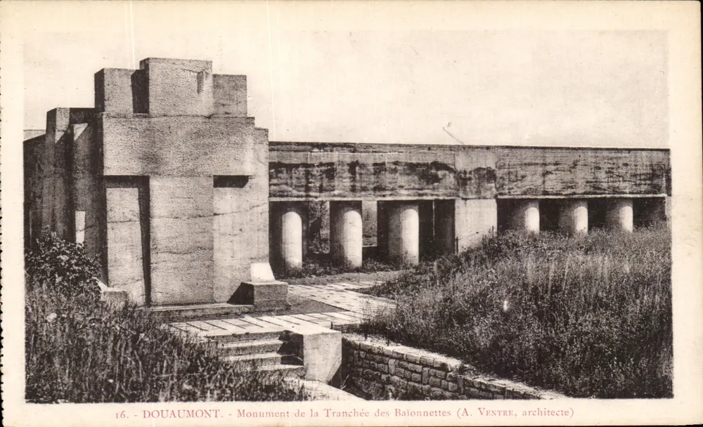 Douaumont — Denkmal der Schützengraben (A. Ventre, Architekt) - Vorderseite