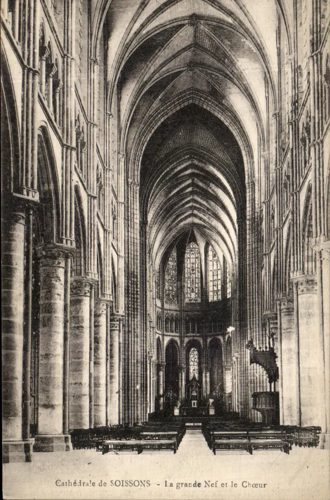 Kathedrale von SOISSONS — Die große Kirchenschiff und der Chor - Vorderseite