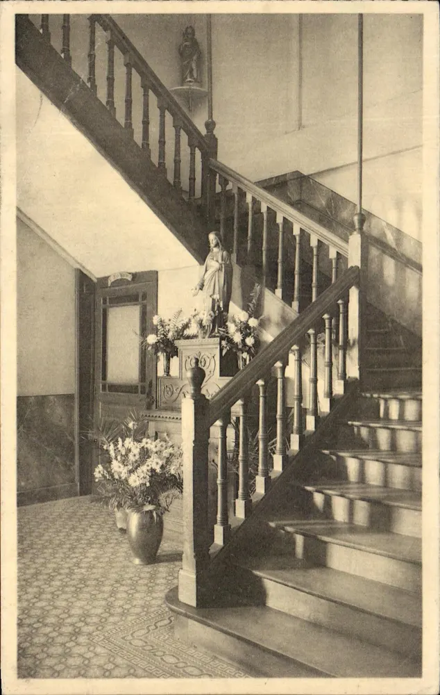 Bouillon s/Semois — Vestibule d'entrée du Pensionnat de Ste Chrétienne — Éditeur : Enn. Thill, Bruxelles - Vorderseite