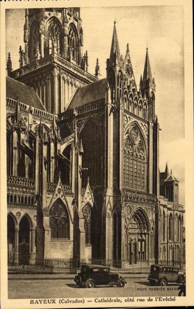 Bayeux (Calvados) — Catedral, lado da rue de l'Evêché — Fot. Combier Macon - Frente