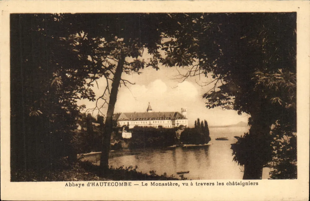 Abtei HAUTECOMBE — Das Kloster, gesehen durch die Kastanien - Vorderseite