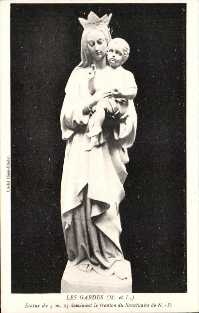 Die Wächter (M.-et-L.) — 3 m. 25 Statue, die den Fronton des Heiligtums der N.-D. überragt — Photographie Héon-Chalet - Vorderseite