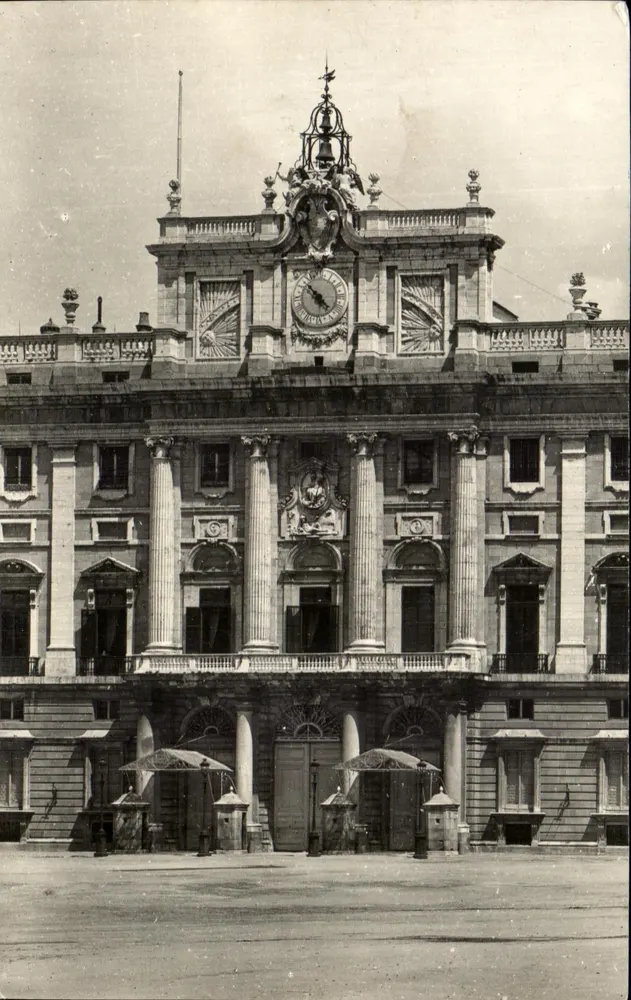 Palácio Real — Paris — H. Rüger-Viollet, Paris-VIe - Frente