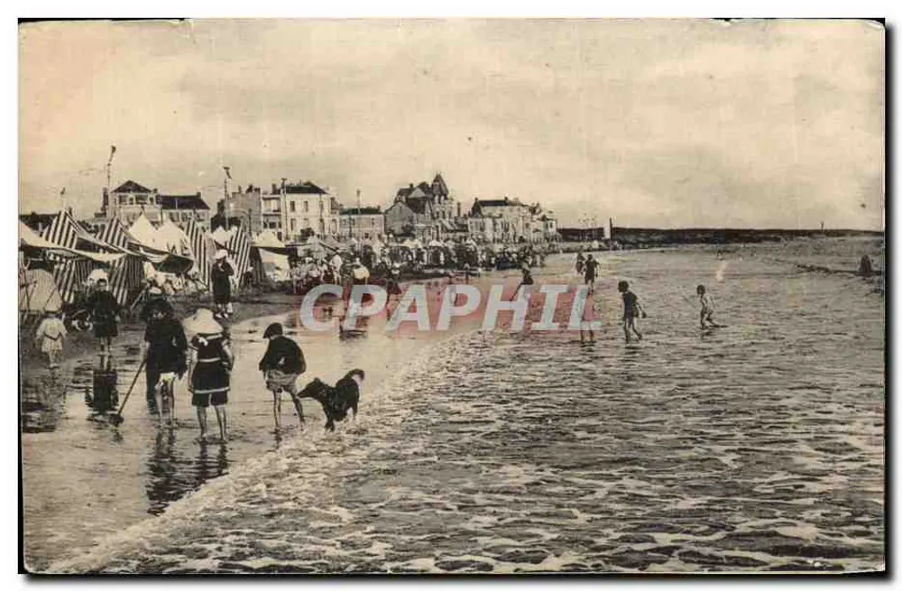 Praia animada — banhistas, cães e cabines de praia — editor não identificado - Frente