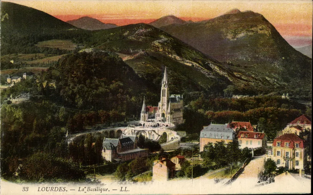 Lourdes — A Basílica — LL. - Frente