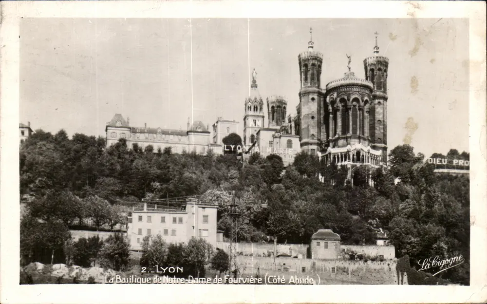Lyon — A Basílica de Nossa Senhora de Fourvière (Lado da Abside) — La Bigogne, n°2 - Frente