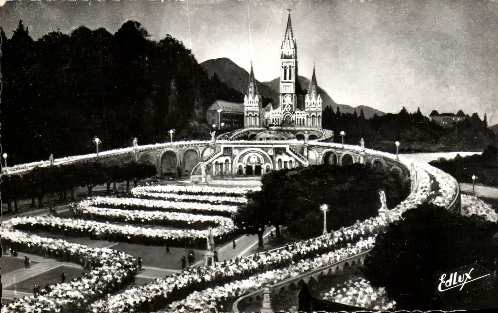Lourdes — Die beleuchtete Basilika und die Prozession mit Fackeln — Edlex - Vorderseite