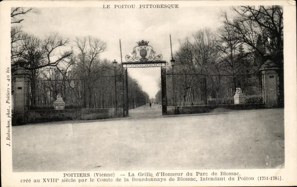 Poitiers (Vienne) — Das Ehrentor des Parks Blossac — im 18. Jahrhundert von Graf la Bourdonnaye de Blossac, Intendant von Poitou (1751–1784) geschaffen - Vorderseite