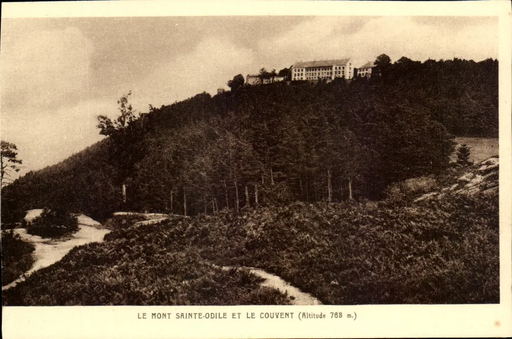 O Monte Sainte-Odile e o Convento — Altitude 788 m. - Frente