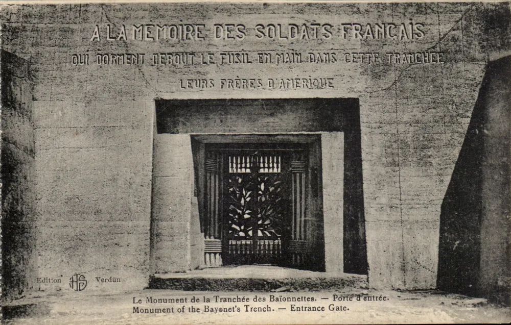 Denkmal der Baonnettes-Schützengraben — Eingang — Verdun - Vorderseite