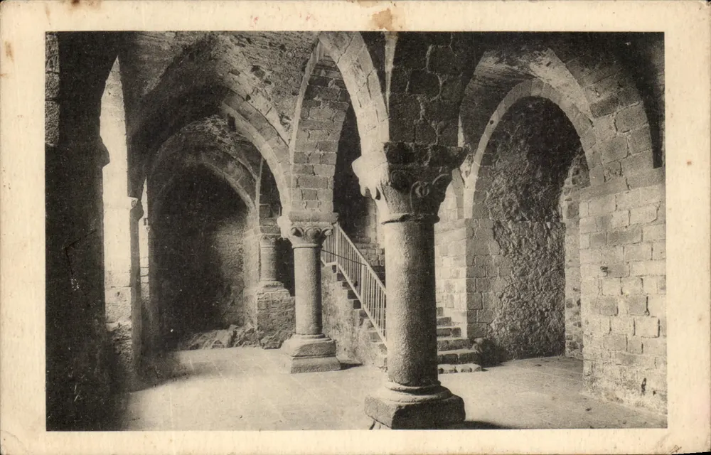 Intérieur de l'abbaye du Mont-Saint-Michel — couloir voûté avec colonnes et escalier — Édition des Monuments Historiques - Vorderseite