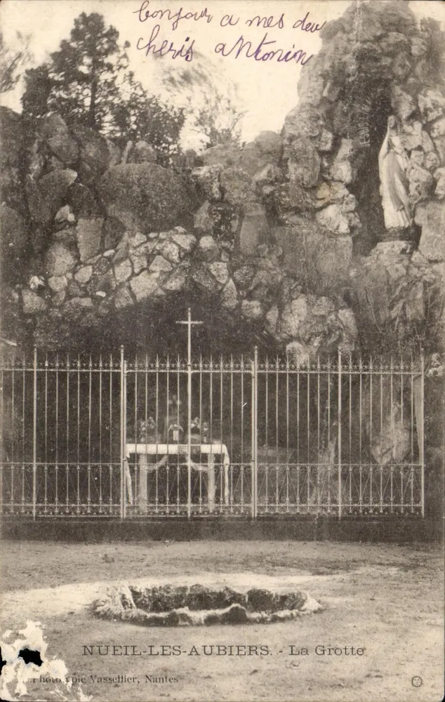 Nueil-les-Aubiers — La Grotte — Photo Ypie Vassellier, Nantes - Frente
