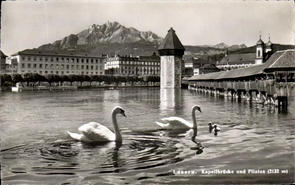 Lucerne. Kapellbrücke und Pilatus (2132 m) — Ansicht des Sees mit Schwänen — Photoglob-Wehrli AG, Zürich, Nr. 4067 - Vorderseite