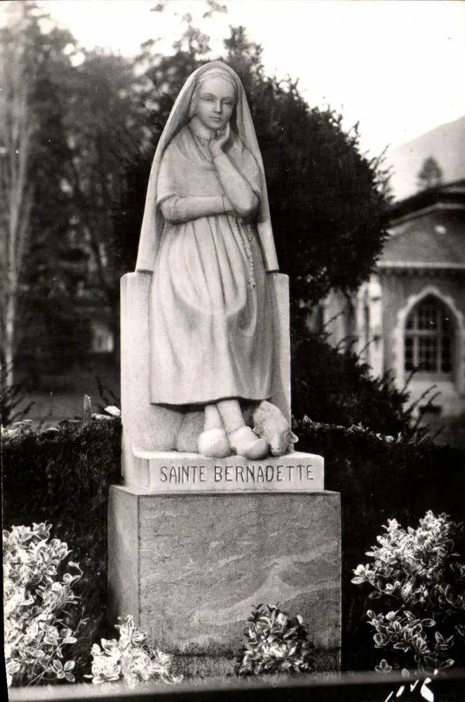 Santa Bernadette — estátua na Esplanada da Basílica — edit. JOVÉ, Pau - Frente