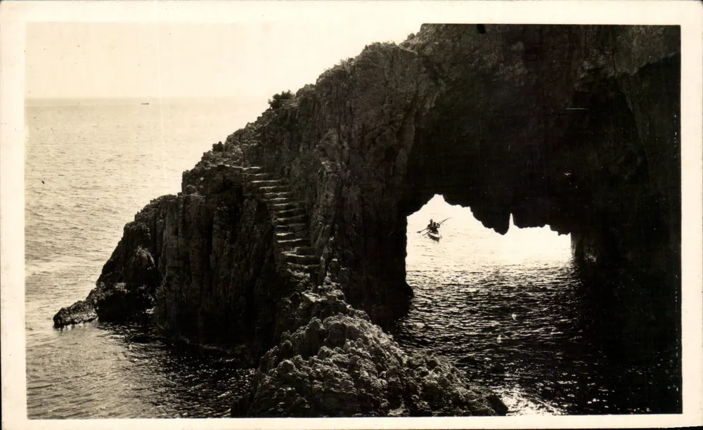 Gruta de Théoule-sur-Mer — arco natural e embarcação — editor desconhecido - Frente