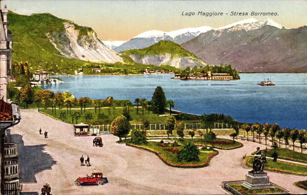 Lago Maggiore - Stresa Borromeo — vista panoramica con statua e automobile antica — editore Mareghili Milano, n° 248 - Recto