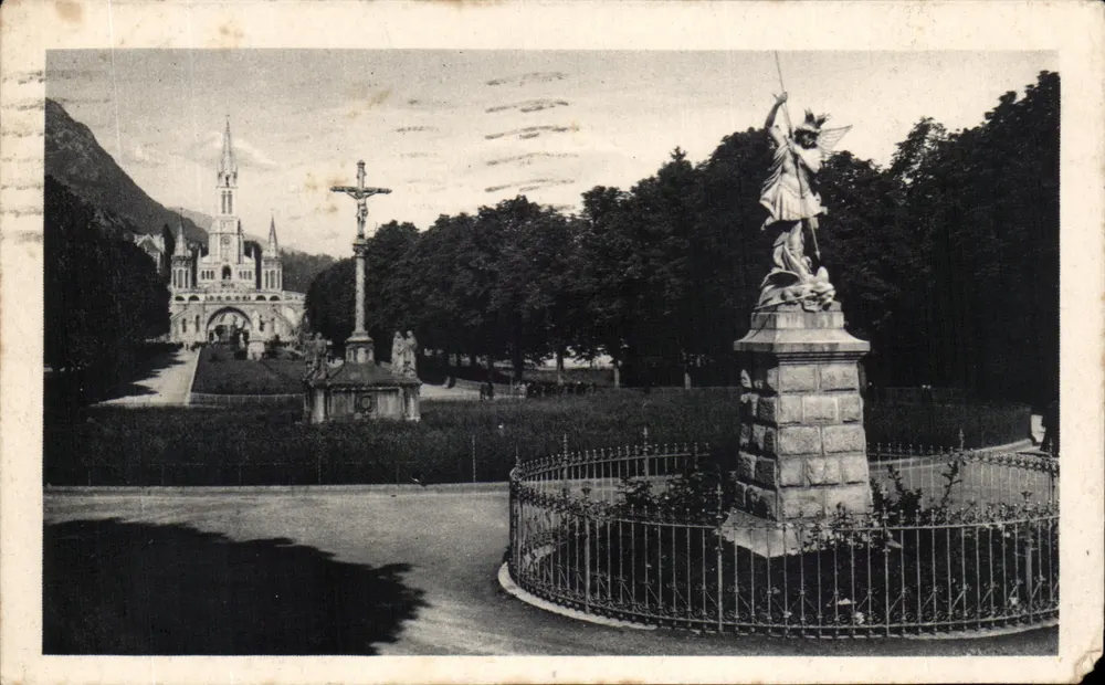 Lourdes — St-Michel, la Croix des Bretons et la Basilique P.D. — Édition P. Doucet - Vorderseite