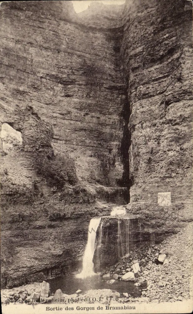 Saída das Gorges de Bramabiau — vista das falésias e cascata — fot. Ch. Bernheim, editor O.F. - Frente